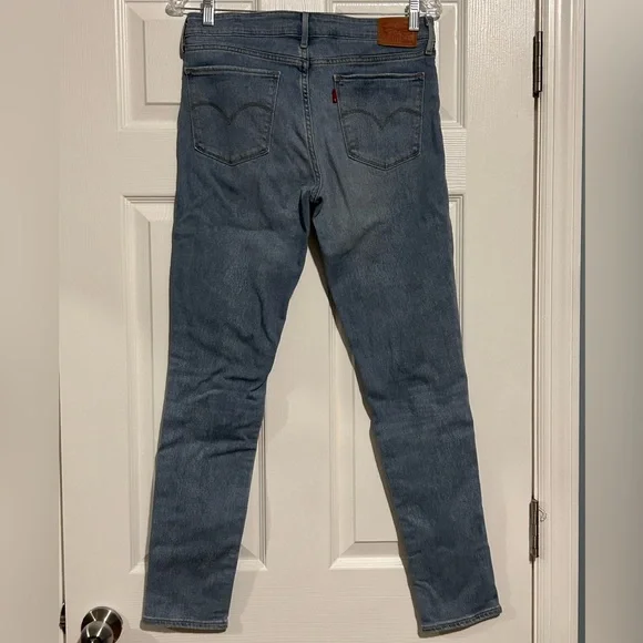 Levi’s Classic Blue Women's skinny Jeans - Picture 3 of 3